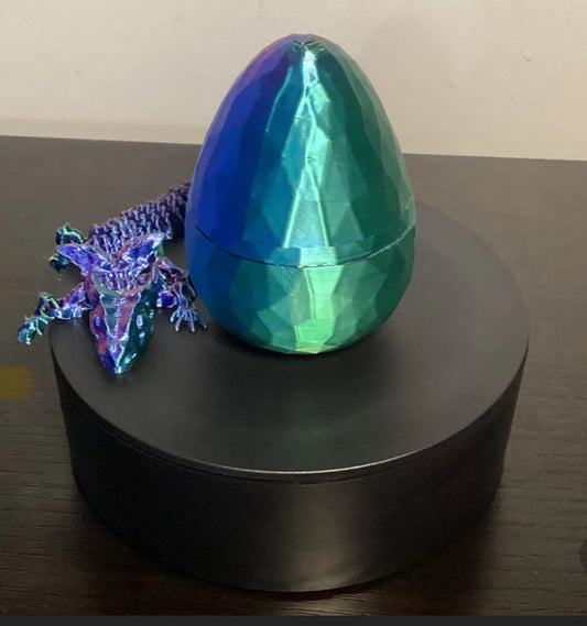 Lizard with egg